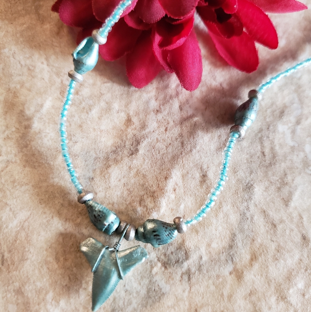 N190
Faux Shark Tooth & Shell Necklace - Picture 2 of 7